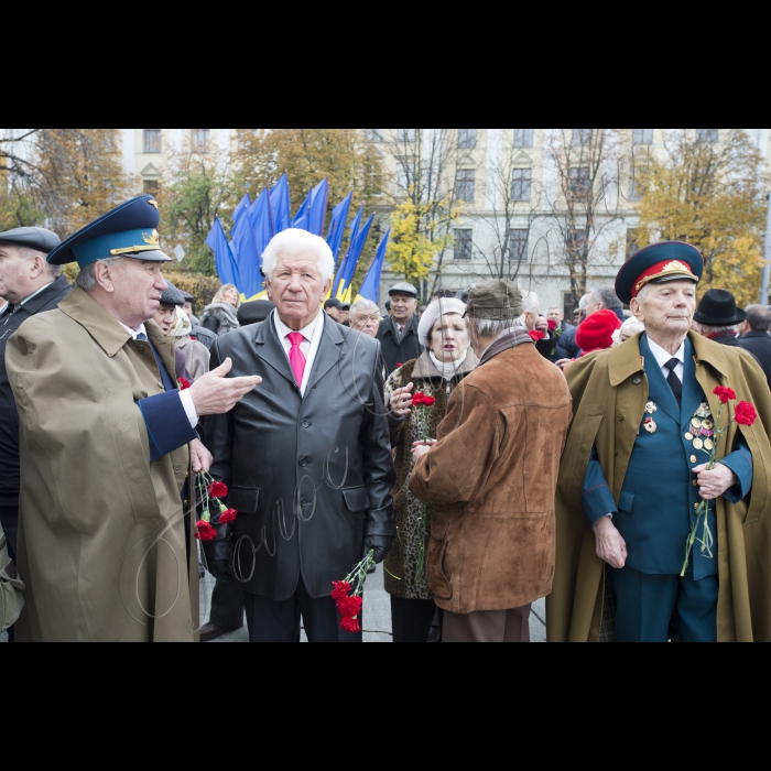 Голова ВР України Володимир Гройсман, Прем’єр-міністр України Арсеній Яценюк, голова КОДА Володимир Шандра представники громадськості взяли участь у церемонії покладання квітів до могили Невідомого солдата у Києві з нагоди 71-ї річниці визволення України від фашистів. Ветерани