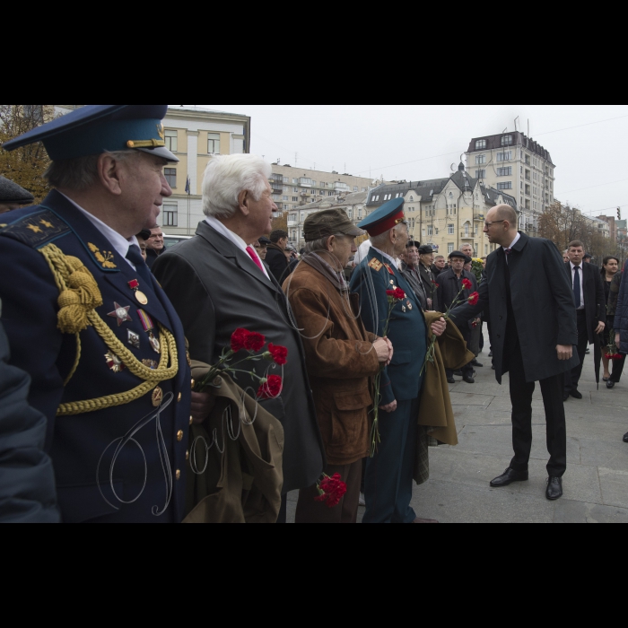 Голова ВР України Володимир Гройсман, Прем’єр-міністр України Арсеній Яценюк, голова КОДА Володимир Шандра представники громадськості взяли участь у церемонії покладання квітів до могили Невідомого солдата у Києві з нагоди 71-ї річниці визволення України від фашистів.