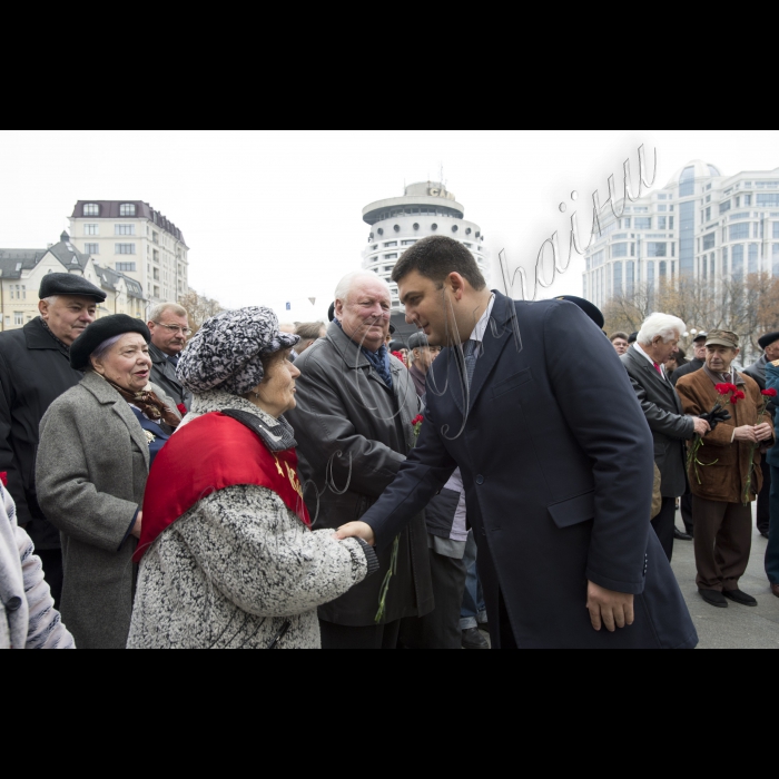 Голова ВР України Володимир Гройсман, Прем’єр-міністр України Арсеній Яценюк, голова КОДА Володимир Шандра представники громадськості взяли участь у церемонії покладання квітів до могили Невідомого солдата у Києві з нагоди 71-ї річниці визволення України від фашистів.