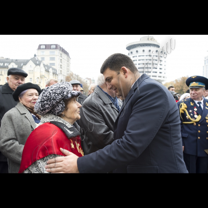 Голова ВР України Володимир Гройсман, Прем’єр-міністр України Арсеній Яценюк, голова КОДА Володимир Шандра представники громадськості взяли участь у церемонії покладання квітів до могили Невідомого солдата у Києві з нагоди 71-ї річниці визволення України від фашистів.