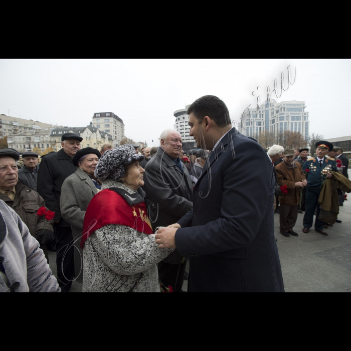 Голова ВР України Володимир Гройсман, Прем’єр-міністр України Арсеній Яценюк, голова КОДА Володимир Шандра представники громадськості взяли участь у церемонії покладання квітів до могили Невідомого солдата у Києві з нагоди 71-ї річниці визволення України від фашистів.