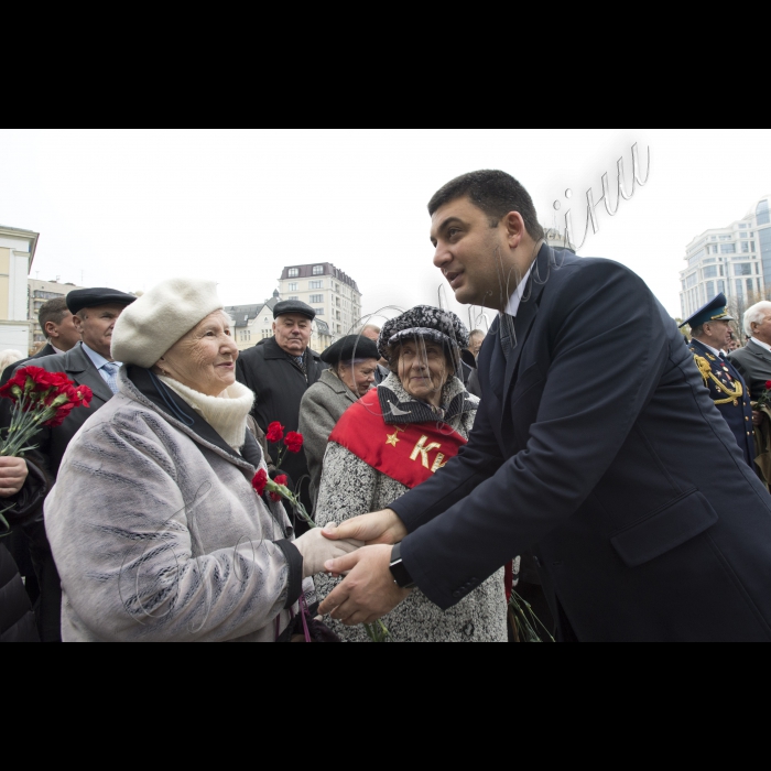 Голова ВР України Володимир Гройсман, Прем’єр-міністр України Арсеній Яценюк, голова КОДА Володимир Шандра представники громадськості взяли участь у церемонії покладання квітів до могили Невідомого солдата у Києві з нагоди 71-ї річниці визволення України від фашистів.