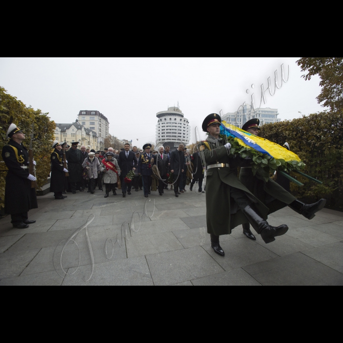 Голова ВР України Володимир Гройсман, Прем’єр-міністр України Арсеній Яценюк, голова КОДА Володимир Шандра представники громадськості взяли участь у церемонії покладання квітів до могили Невідомого солдата у Києві з нагоди 71-ї річниці визволення України від фашистів.