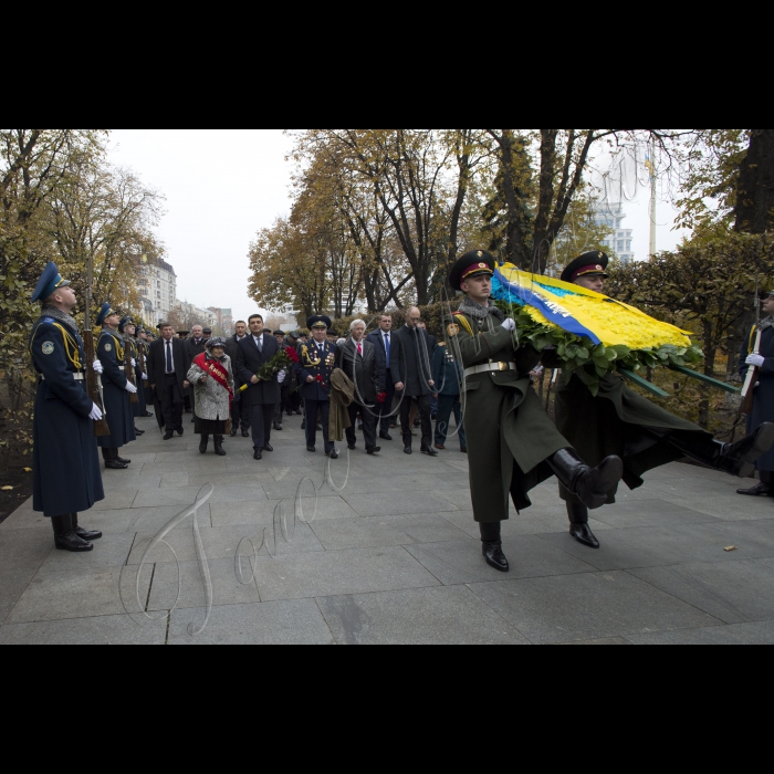 Голова ВР України Володимир Гройсман, Прем’єр-міністр України Арсеній Яценюк, голова КОДА Володимир Шандра представники громадськості взяли участь у церемонії покладання квітів до могили Невідомого солдата у Києві з нагоди 71-ї річниці визволення України від фашистів.