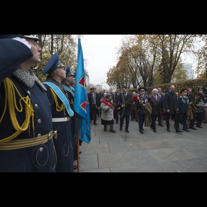 Голова ВР України Володимир Гройсман, Прем’єр-міністр України Арсеній Яценюк, голова КОДА Володимир Шандра представники громадськості взяли участь у церемонії покладання квітів до могили Невідомого солдата у Києві з нагоди 71-ї річниці визволення України від фашистів.