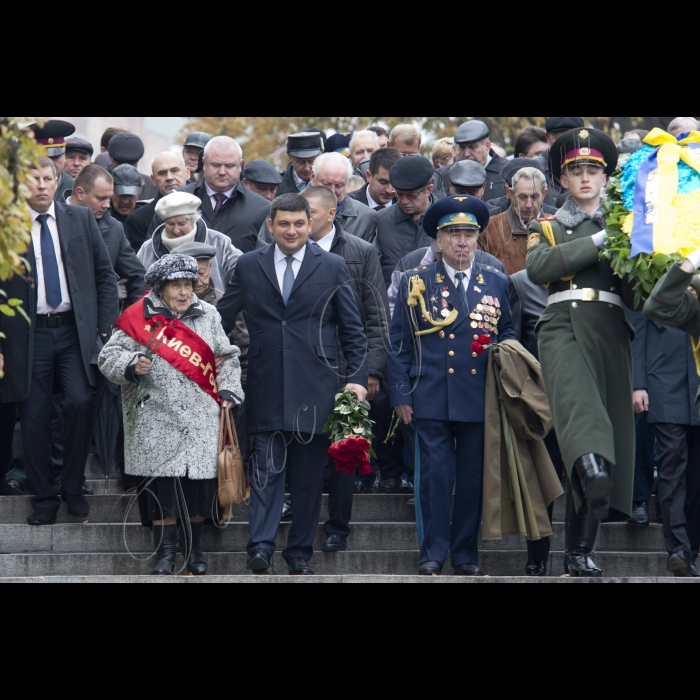 Голова ВР України Володимир Гройсман, Прем’єр-міністр України Арсеній Яценюк, голова КОДА Володимир Шандра представники громадськості взяли участь у церемонії покладання квітів до могили Невідомого солдата у Києві з нагоди 71-ї річниці визволення України від фашистів.