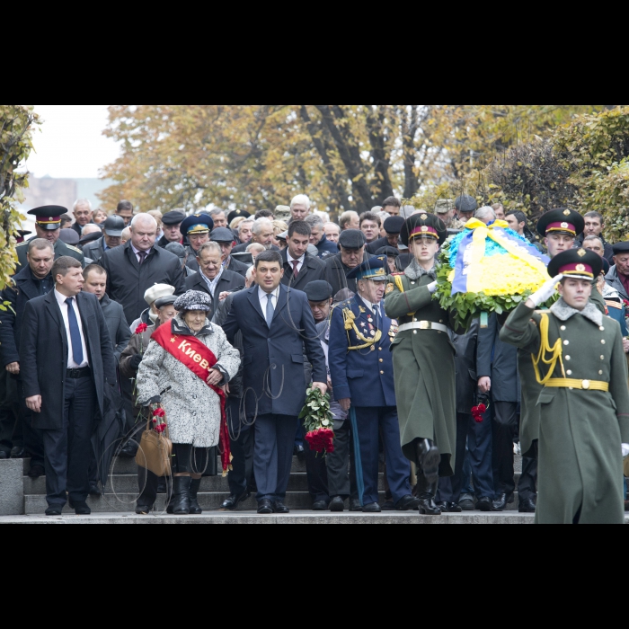 Голова ВР України Володимир Гройсман, Прем’єр-міністр України Арсеній Яценюк, голова КОДА Володимир Шандра представники громадськості взяли участь у церемонії покладання квітів до могили Невідомого солдата у Києві з нагоди 71-ї річниці визволення України від фашистів.