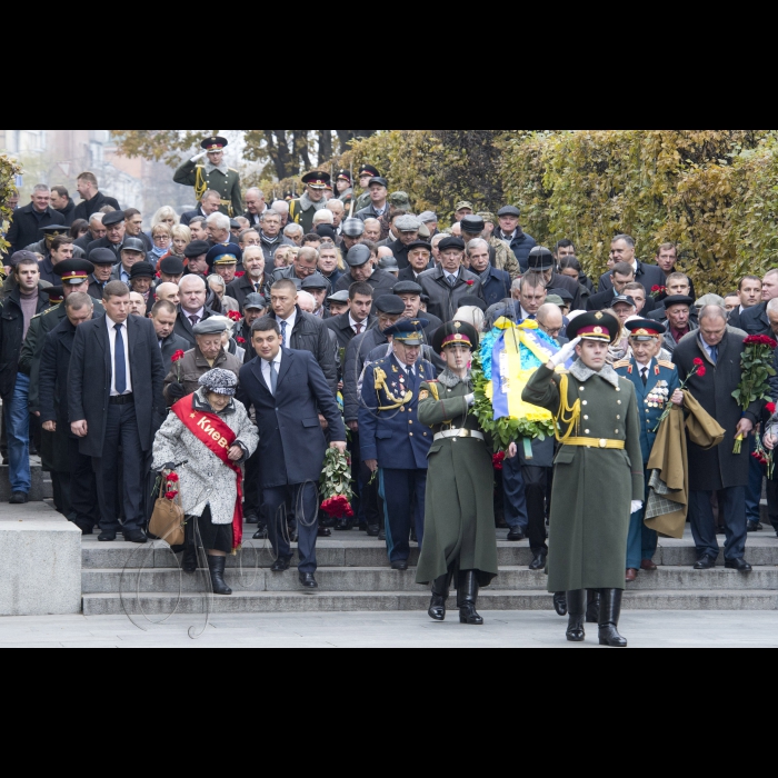 Голова ВР України Володимир Гройсман, Прем’єр-міністр України Арсеній Яценюк, голова КОДА Володимир Шандра представники громадськості взяли участь у церемонії покладання квітів до могили Невідомого солдата у Києві з нагоди 71-ї річниці визволення України від фашистів.