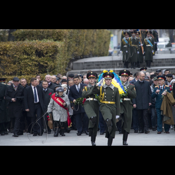 Голова ВР України Володимир Гройсман, Прем’єр-міністр України Арсеній Яценюк, голова КОДА Володимир Шандра представники громадськості взяли участь у церемонії покладання квітів до могили Невідомого солдата у Києві з нагоди 71-ї річниці визволення України від фашистів.