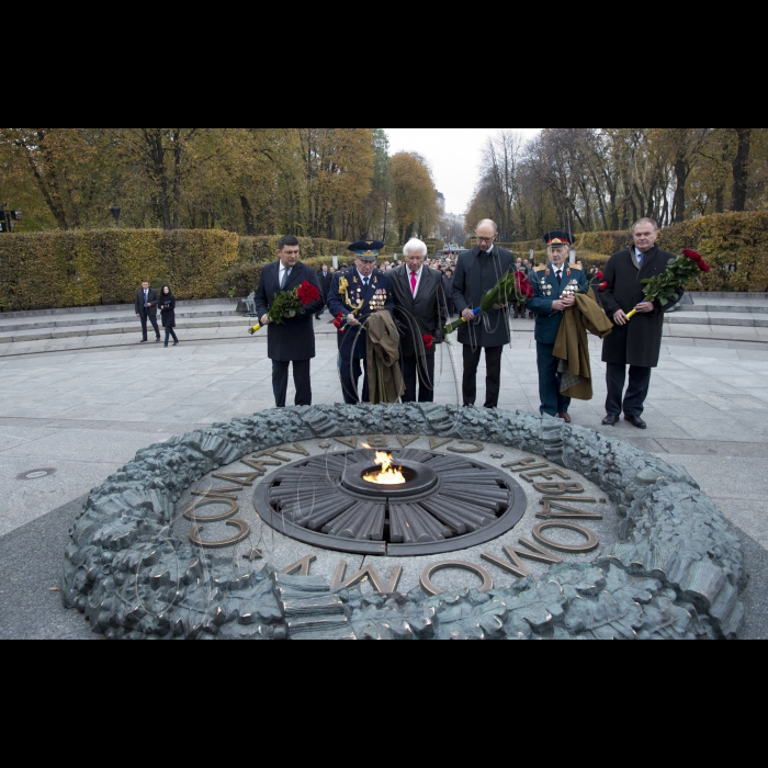 Голова ВР України Володимир Гройсман, Прем’єр-міністр України Арсеній Яценюк, голова КОДА Володимир Шандра представники громадськості взяли участь у церемонії покладання квітів до могили Невідомого солдата у Києві з нагоди 71-ї річниці визволення України від фашистів.