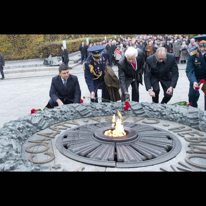 Голова ВР України Володимир Гройсман, Прем’єр-міністр України Арсеній Яценюк, голова КОДА Володимир Шандра представники громадськості взяли участь у церемонії покладання квітів до могили Невідомого солдата у Києві з нагоди 71-ї річниці визволення України від фашистів.