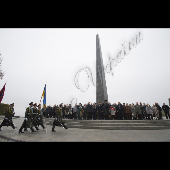 Голова ВР України Володимир Гройсман, Прем’єр-міністр України Арсеній Яценюк, голова КОДА Володимир Шандра представники громадськості взяли участь у церемонії покладання квітів до могили Невідомого солдата у Києві з нагоди 71-ї річниці визволення України від фашистів.