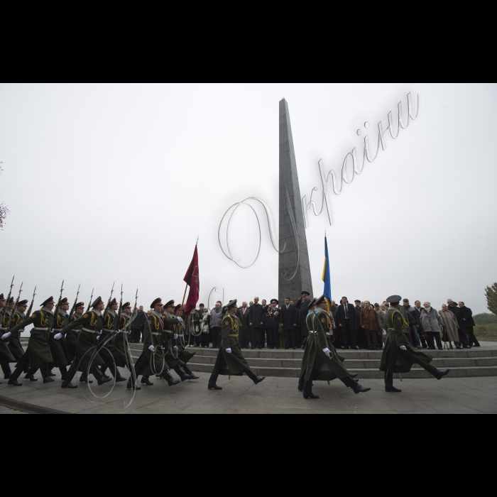 Голова ВР України Володимир Гройсман, Прем’єр-міністр України Арсеній Яценюк, голова КОДА Володимир Шандра представники громадськості взяли участь у церемонії покладання квітів до могили Невідомого солдата у Києві з нагоди 71-ї річниці визволення України від фашистів.