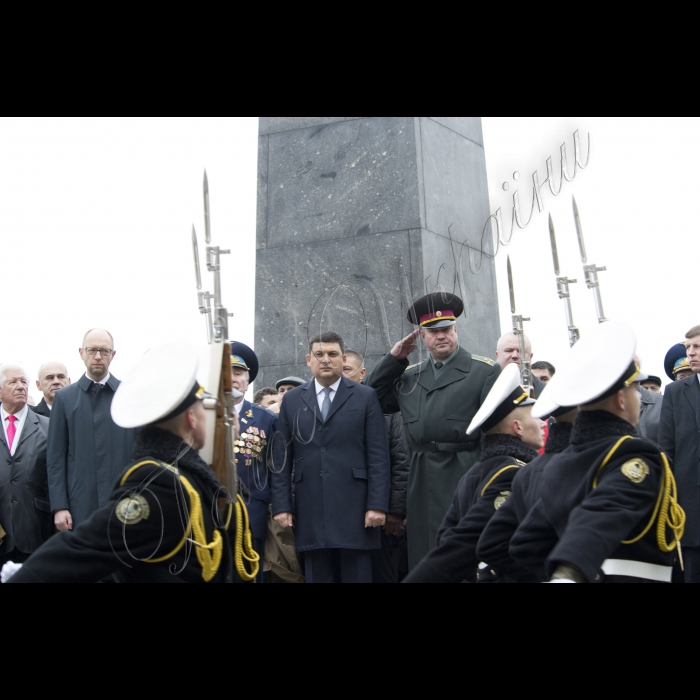 Голова ВР України Володимир Гройсман, Прем’єр-міністр України Арсеній Яценюк, голова КОДА Володимир Шандра представники громадськості взяли участь у церемонії покладання квітів до могили Невідомого солдата у Києві з нагоди 71-ї річниці визволення України від фашистів.