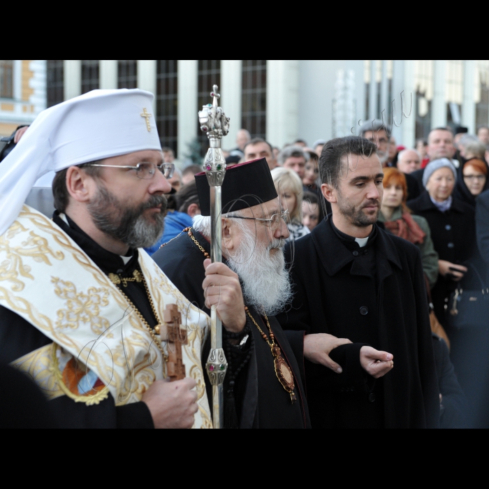 У столиці біля Київського міського будинку вчителя відбулася урочиста церемонія відкриття меморіальної дошки-барельєфа визначному духовному лідеру, меценату і громадському діячеві митрополиту Української греко-католицької церкви Андрею Шептицькому. У відкритті взяли участь представники влади, громадські діячі, священнослужителі. Меморіальну дошку освятив глава Української греко-католицької церкви Блаженніший Святослав за участю духовенства греко-католицької церкви.