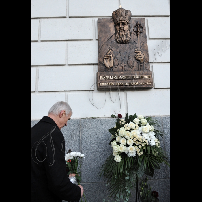 У столиці біля Київського міського будинку вчителя відбулася урочиста церемонія відкриття меморіальної дошки-барельєфа визначному духовному лідеру, меценату і громадському діячеві митрополиту Української греко-католицької церкви Андрею Шептицькому. У відкритті взяли участь представники влади, громадські діячі, священнослужителі. Меморіальну дошку освятив глава Української греко-католицької церкви Блаженніший Святослав за участю духовенства греко-католицької церкви.