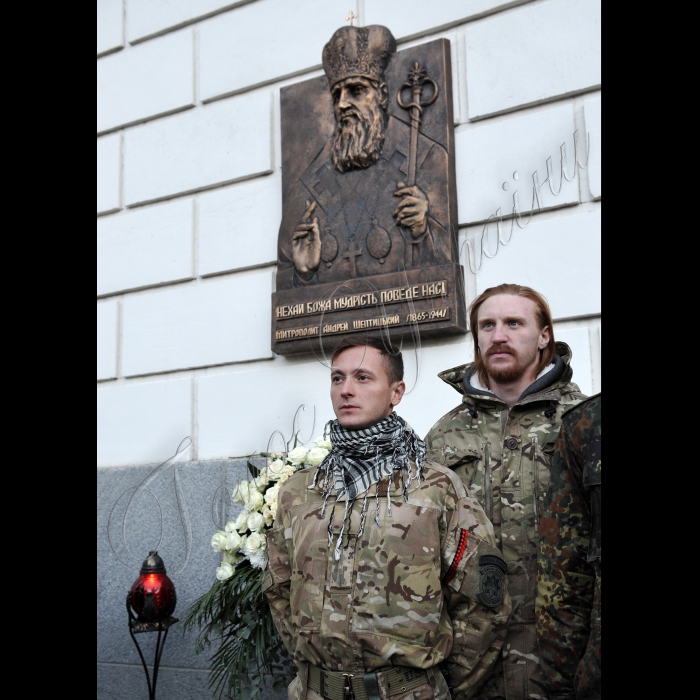 У столиці біля Київського міського будинку вчителя відбулася урочиста церемонія відкриття меморіальної дошки-барельєфа визначному духовному лідеру, меценату і громадському діячеві митрополиту Української греко-католицької церкви Андрею Шептицькому. У відкритті взяли участь представники влади, громадські діячі, священнослужителі. Меморіальну дошку освятив глава Української греко-католицької церкви Блаженніший Святослав за участю духовенства греко-католицької церкви.