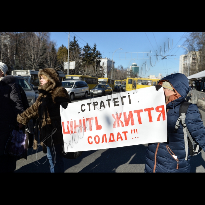 Вчора Генштаб ВСУ у Києві атакували жінки. Родичі бійців 128 гірсько-піхотної бригади по обіді перекрили рух  на Повітрофлотському проспекті, аби привернути увагу вищого військового керівництва до ситуації на Дебальцевському плацдармі. 