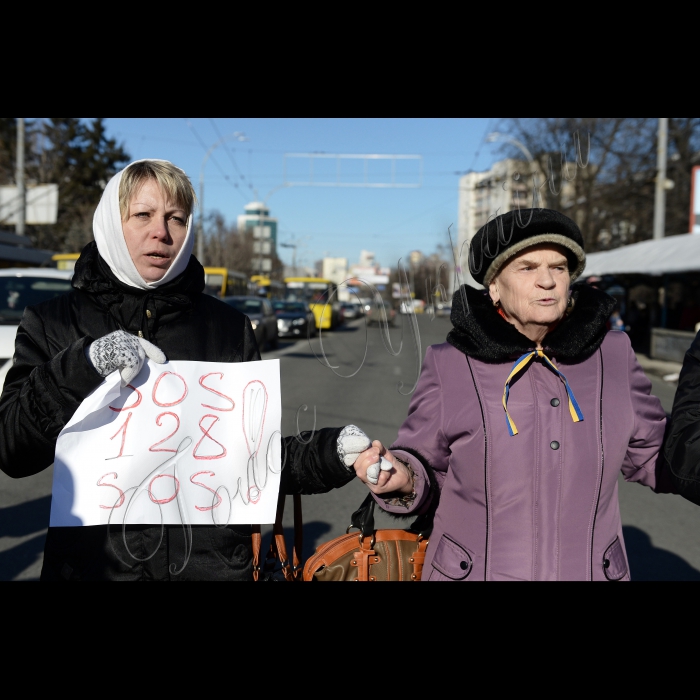 Вчора Генштаб ВСУ у Києві атакували жінки. Родичі бійців 128 гірсько-піхотної бригади по обіді перекрили рух  на Повітрофлотському проспекті, аби привернути увагу вищого військового керівництва до ситуації на Дебальцевському плацдармі. 