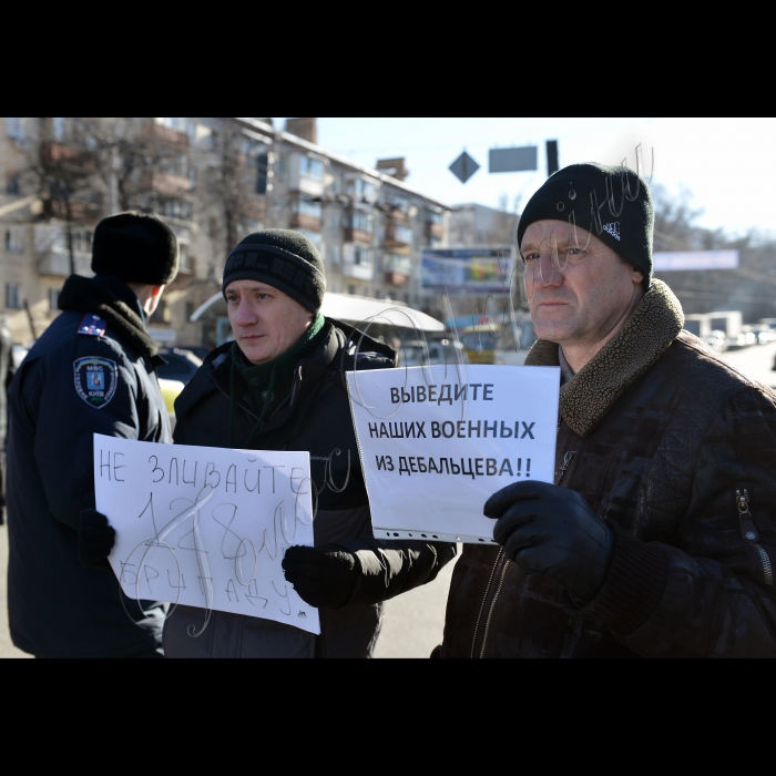 Вчора Генштаб ВСУ у Києві атакували жінки. Родичі бійців 128 гірсько-піхотної бригади по обіді перекрили рух  на Повітрофлотському проспекті, аби привернути увагу вищого військового керівництва до ситуації на Дебальцевському плацдармі. 