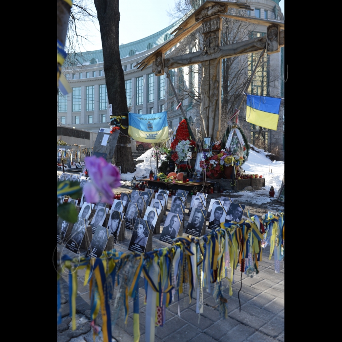 Біля пам’ятного знаку, на Алеї Небесної сотні (вулю Інститутська) відбулась акція «Згадати всіх: пам’яті Небесної сотні присвячується!». У програмі заходу: панахида за загиблими героями; запалювання свічок; покладання квітів; виступи учасників Революції Гідності; символічне вшанування Героїв Небесної сотні (запуск синьо-жовних кульок з іменами кожного полеглого героя). Організатори заходу -  «Народний Рух України», «Молодь Руху»  