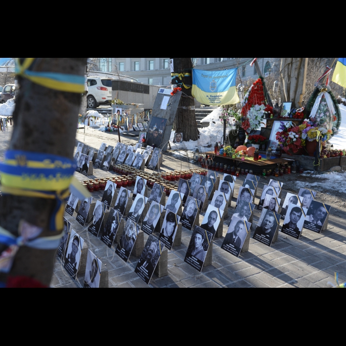 Біля пам’ятного знаку, на Алеї Небесної сотні (вулю Інститутська) відбулась акція «Згадати всіх: пам’яті Небесної сотні присвячується!». У програмі заходу: панахида за загиблими героями; запалювання свічок; покладання квітів; виступи учасників Революції Гідності; символічне вшанування Героїв Небесної сотні (запуск синьо-жовних кульок з іменами кожного полеглого героя). Організатори заходу -  «Народний Рух України», «Молодь Руху»  