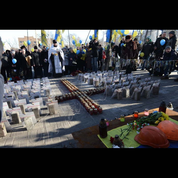 Біля пам’ятного знаку, на Алеї Небесної сотні (вулю Інститутська) відбулась акція «Згадати всіх: пам’яті Небесної сотні присвячується!». У програмі заходу: панахида за загиблими героями; запалювання свічок; покладання квітів; виступи учасників Революції Гідності; символічне вшанування Героїв Небесної сотні (запуск синьо-жовних кульок з іменами кожного полеглого героя). Організатори заходу -  «Народний Рух України», «Молодь Руху»  