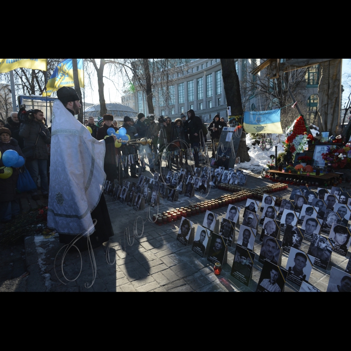 Біля пам’ятного знаку, на Алеї Небесної сотні (вулю Інститутська) відбулась акція «Згадати всіх: пам’яті Небесної сотні присвячується!». У програмі заходу: панахида за загиблими героями; запалювання свічок; покладання квітів; виступи учасників Революції Гідності; символічне вшанування Героїв Небесної сотні (запуск синьо-жовних кульок з іменами кожного полеглого героя). Організатори заходу -  «Народний Рух України», «Молодь Руху»  