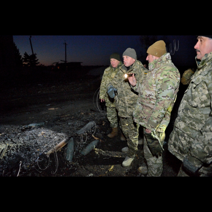 Луганська область. Місто Сватове.
Ліквідація наслідків на місці вибуху боєзапасів на військовому складі.
Другий зліва - начальник Генерального штабу Збройних Сил України, генерал армії - Віктор Муженко.
