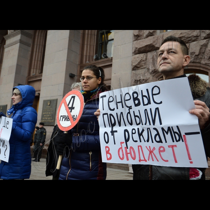 Громадські активісти принесли під двері КМДА вміст величезних мішків з рекламою з вагонів метро. Девіз акції: «Кличко! Перш ніж підвищувати вартість проїзду в метро, поверни до бюджету 1 мільярд гривень тіньового прибутку від реклами!»