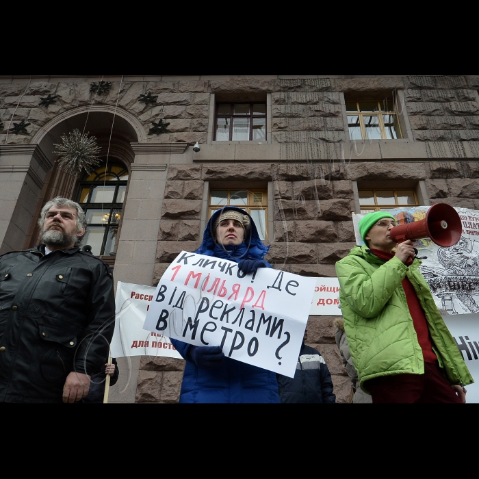 Громадські активісти принесли під двері КМДА вміст величезних мішків з рекламою з вагонів метро. Девіз акції: «Кличко! Перш ніж підвищувати вартість проїзду в метро, поверни до бюджету 1 мільярд гривень тіньового прибутку від реклами!»