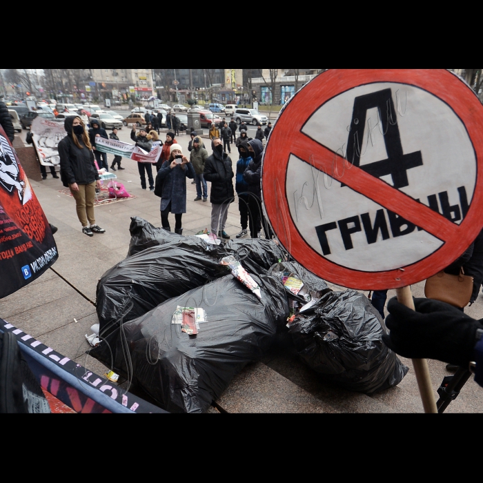 Громадські активісти принесли під двері КМДА вміст величезних мішків з рекламою з вагонів метро. Девіз акції: «Кличко! Перш ніж підвищувати вартість проїзду в метро, поверни до бюджету 1 мільярд гривень тіньового прибутку від реклами!»