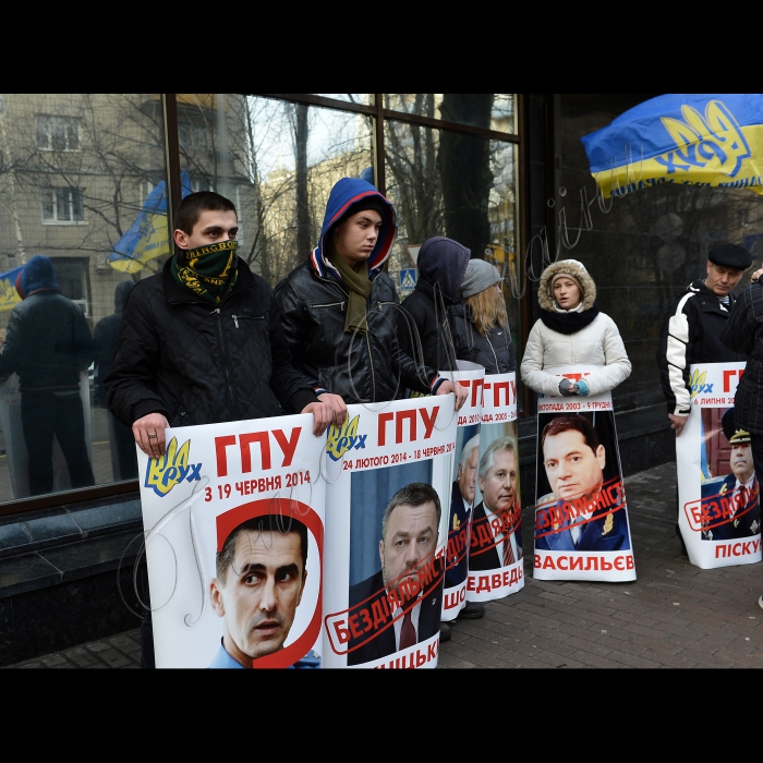 В день народження лідера українських патріотів В'ячеслава Чорновола біля Генеральної прокуратури України  відбулась акція протесту Київської міської організації 