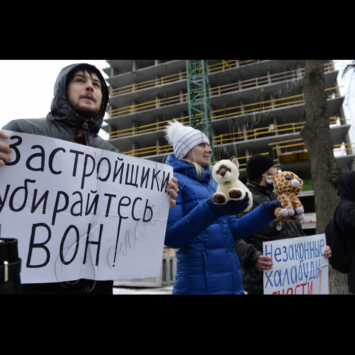 Біля Київського зоопарку відбулась акція прямої дії «Врятувати зоопарк!». Громадські активісти вимагають зупинити незаконне будівництво 25-поверхової комерційної висотки безпосередньо над вольєрами для тварин Київського зоопарку. Організатори акції – громадянська кампанія «Форум порятунку Києва», громадянська ініціатива «Варта Києва», Громадський контроль «Наждак»