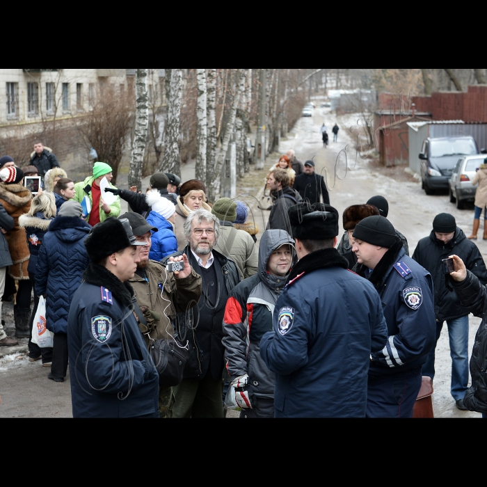 Біля Київського зоопарку відбулась акція прямої дії «Врятувати зоопарк!». Громадські активісти вимагають зупинити незаконне будівництво 25-поверхової комерційної висотки безпосередньо над вольєрами для тварин Київського зоопарку. Організатори акції – громадянська кампанія «Форум порятунку Києва», громадянська ініціатива «Варта Києва», Громадський контроль «Наждак»