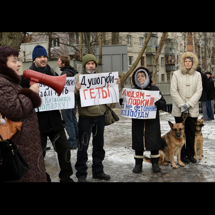 Біля Київського зоопарку відбулась акція прямої дії «Врятувати зоопарк!». Громадські активісти вимагають зупинити незаконне будівництво 25-поверхової комерційної висотки безпосередньо над вольєрами для тварин Київського зоопарку. Організатори акції – громадянська кампанія «Форум порятунку Києва», громадянська ініціатива «Варта Києва», Громадський контроль «Наждак»