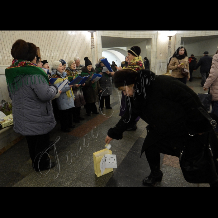 Київ. На  станції метро Університет, хор клуба «Золота осінь» ГО «Люб’ячі серця» Солом’янского району м.Київ співає щедрівки та збирає кошти для потреб бійців в АТО.