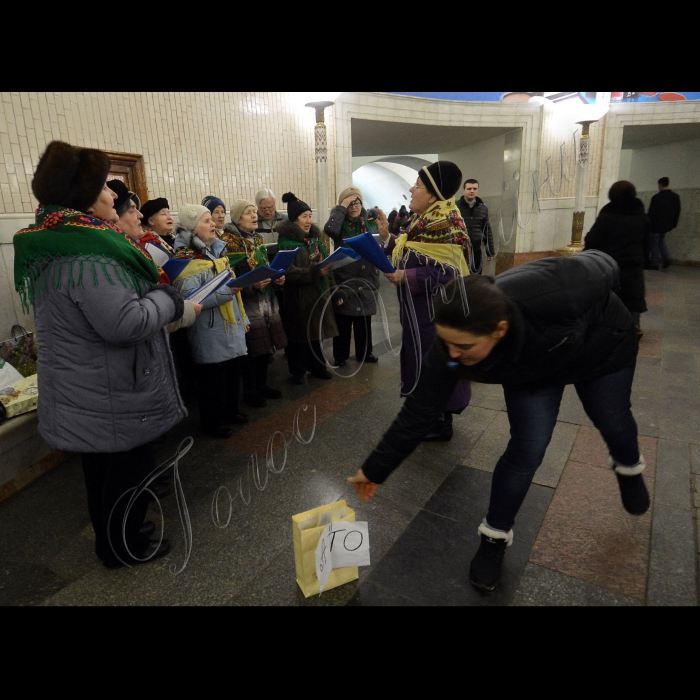 Київ. На  станції метро Університет, хор клуба «Золота осінь» ГО «Люб’ячі серця» Солом’янского району м.Київ співає щедрівки та збирає кошти для потреб бійців в АТО.