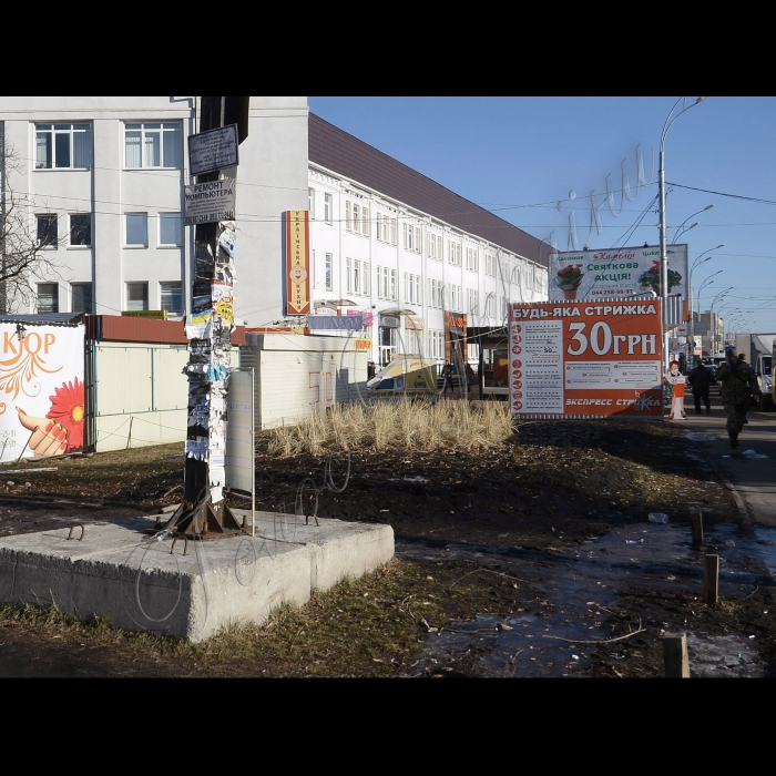 Київ. МАФи біля станції метро Васильківська.