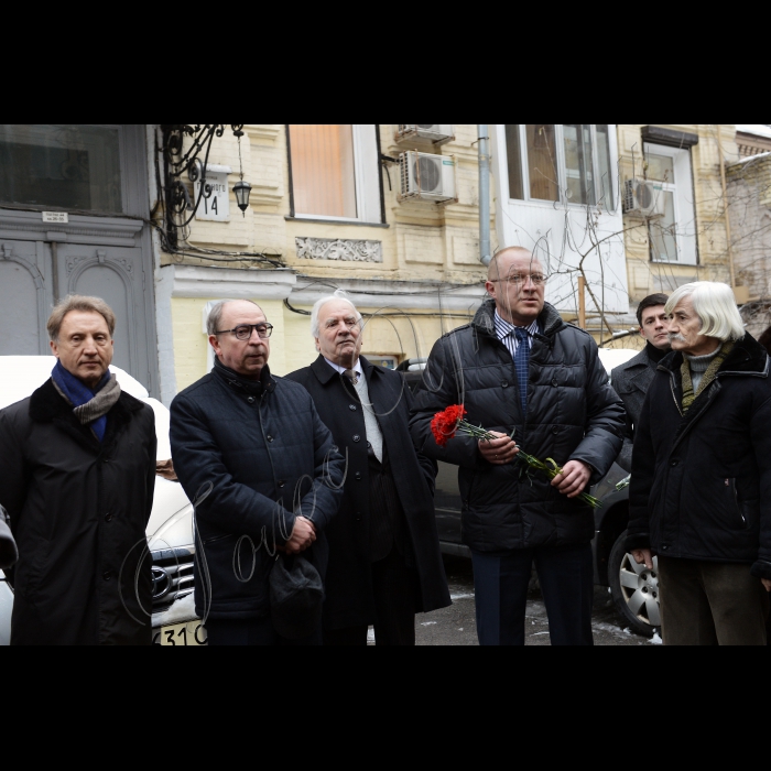 Київ. На вулиці В.Антоновича 14-б (колишня вул.Горького) відкрили меморіальну дошку  Олександра Федоровича Кістяківського.
Екс-міністр юстиції України, народний депутат України 4,5,6-го скликання Микола Онищук, народний депутат України 4,5,6-го скликання професор, член-кореспондент НАНУ Станіслав Довгий, Директор Інституту держави і права ім. В.М. Корецького НАН України Юрій Шемшученко, радник голови Голосіївськ РДА. Євген Авраменко, голова  Менського відділення столичного «Чернігівського земляцтва» Микола Ткач