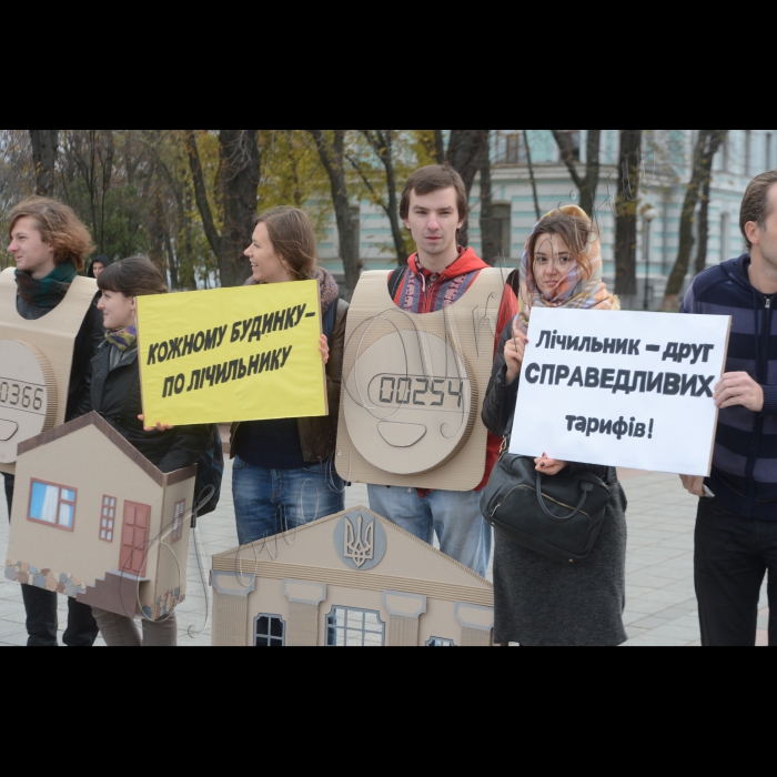 В Києві, біля Маріїнського палацу  відбулася перформанс-акція «Лічильник – пігулка від корупції в енергетиці» за термінове прийняття закону, який має вирішити проблему встановлення лічильників тепла у всіх будинках з централізованим опаленням.