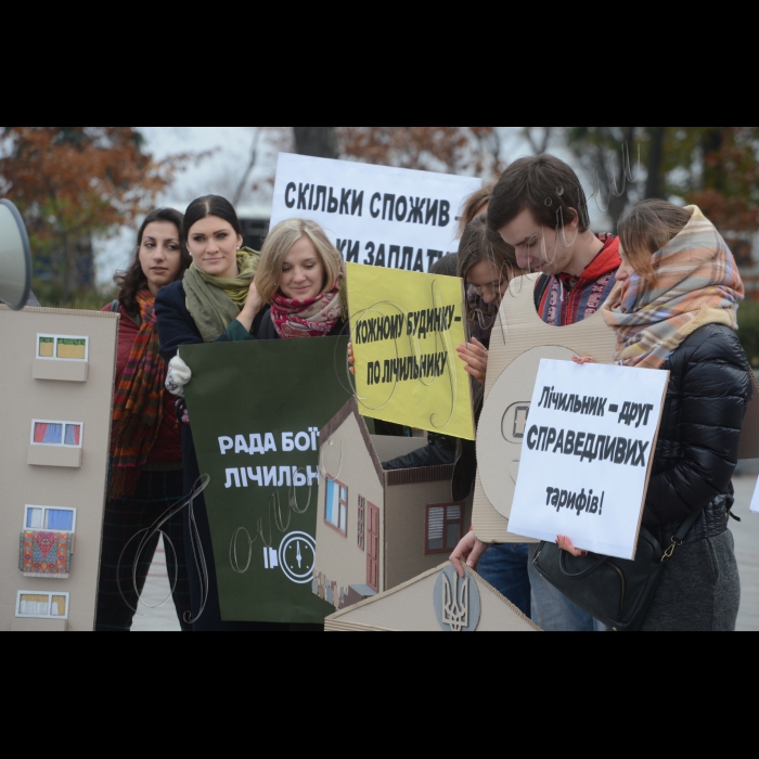 В Києві, біля Маріїнського палацу  відбулася перформанс-акція «Лічильник – пігулка від корупції в енергетиці» за термінове прийняття закону, який має вирішити проблему встановлення лічильників тепла у всіх будинках з централізованим опаленням.