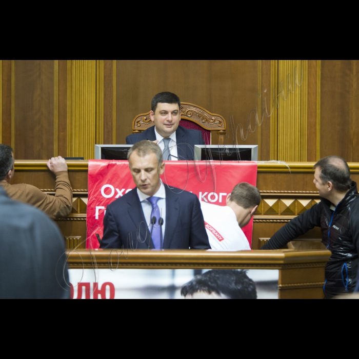 Пленарне засідання ВРУ.
Представники Фракції Радикальної партії Олега Ляшка приклеїли скетчем на трибуну ВР плакат з вимогами зміни складу ЦВК.