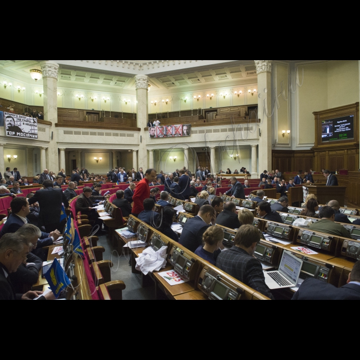 Пленарне засідання ВРУ.
На гостьовій ложі розміщено плакат на підтримку Генадія Корбана.