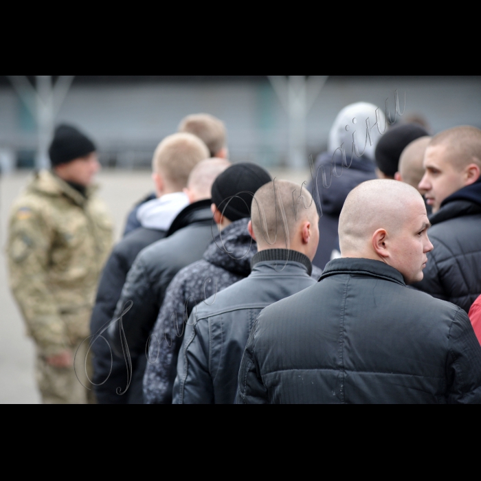 В Києві, на збірному пункті Київського міського військового комісаріату  відбулись урочисті проводи призовників м. Києва та Київської області до лав Збройних Сил України. У цей день понад 130 молодих киян та призовників з Київської області будуть направлені до лав Збройних Сил України.