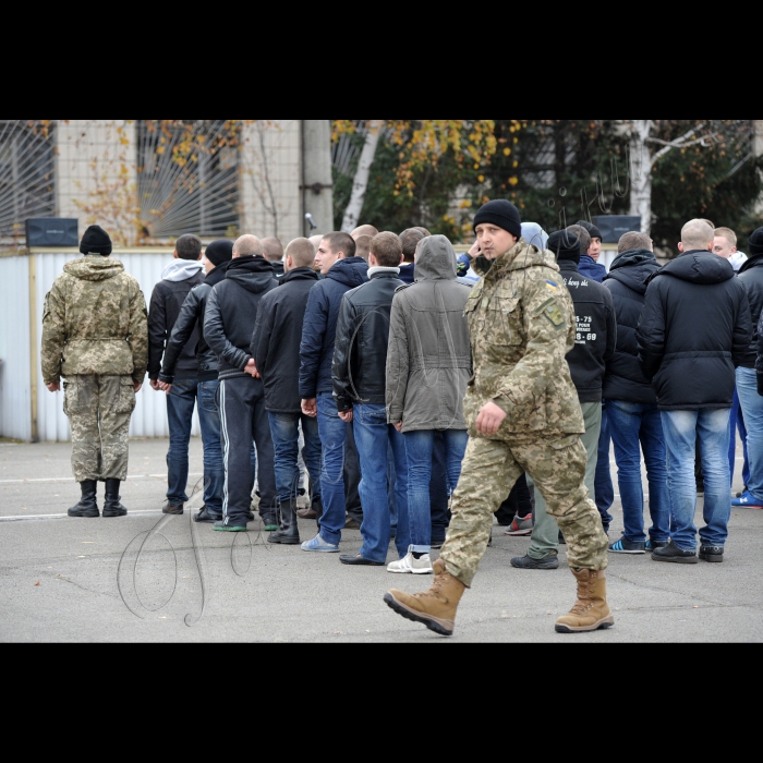 В Києві, на збірному пункті Київського міського військового комісаріату  відбулись урочисті проводи призовників м. Києва та Київської області до лав Збройних Сил України. У цей день понад 130 молодих киян та призовників з Київської області будуть направлені до лав Збройних Сил України.