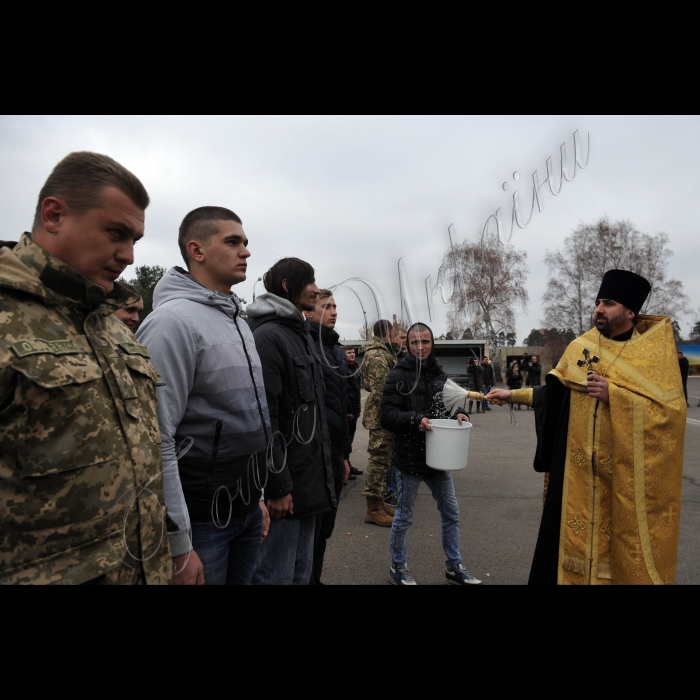 В Києві, на збірному пункті Київського міського військового комісаріату  відбулись урочисті проводи призовників м. Києва та Київської області до лав Збройних Сил України. У цей день понад 130 молодих киян та призовників з Київської області будуть направлені до лав Збройних Сил України.