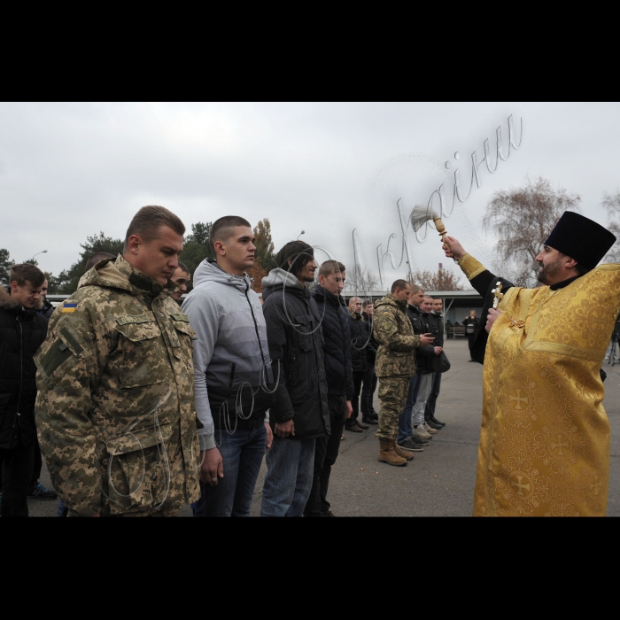 В Києві, на збірному пункті Київського міського військового комісаріату  відбулись урочисті проводи призовників м. Києва та Київської області до лав Збройних Сил України. У цей день понад 130 молодих киян та призовників з Київської області будуть направлені до лав Збройних Сил України.