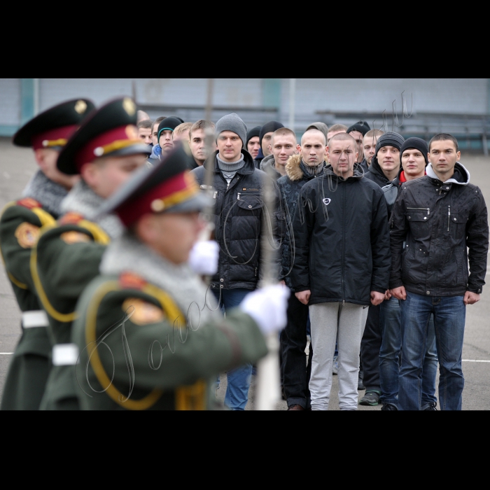 В Києві, на збірному пункті Київського міського військового комісаріату  відбулись урочисті проводи призовників м. Києва та Київської області до лав Збройних Сил України. У цей день понад 130 молодих киян та призовників з Київської області будуть направлені до лав Збройних Сил України.