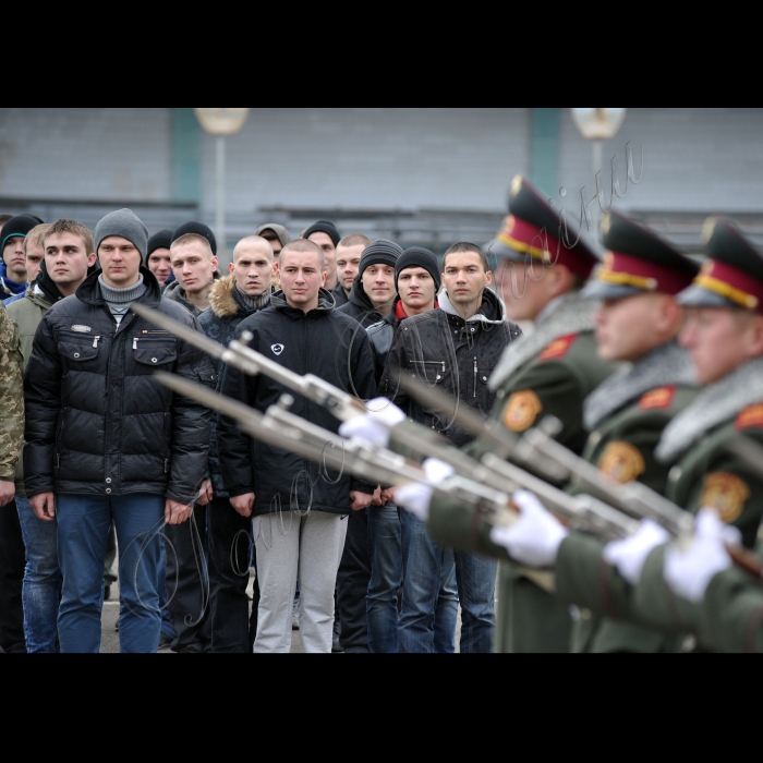 В Києві, на збірному пункті Київського міського військового комісаріату  відбулись урочисті проводи призовників м. Києва та Київської області до лав Збройних Сил України. У цей день понад 130 молодих киян та призовників з Київської області будуть направлені до лав Збройних Сил України.